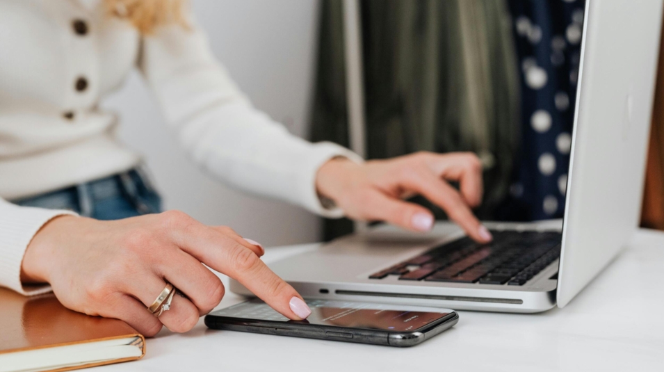 Mobile vs. Desktop: which platform for which communication action?